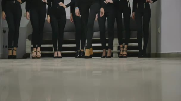 13.12.2017 Chernivtsi, Ucrania - Piernas femeninas caminando sobre el escenario. Ajuste las piernas en los talones caminando. Pasos tranquilos y seguros — Vídeos de Stock