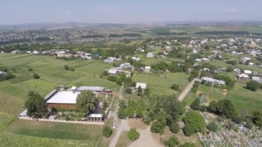 güzel manzara kilise şehir dışında. uçak video.