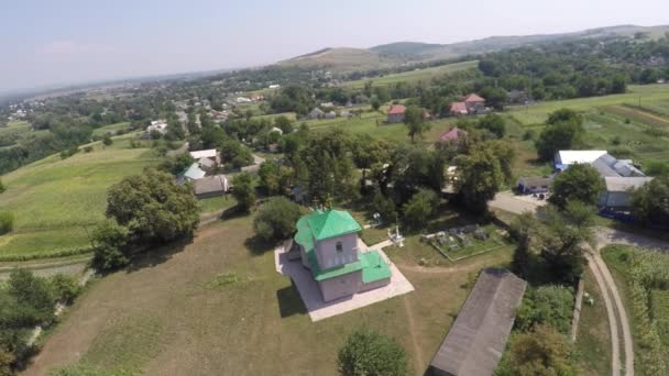 Bela igreja paisagem no campo. vídeo drone . — Vídeo de Stock