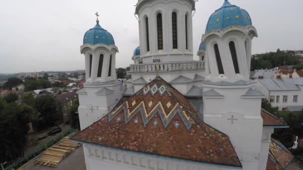 Όμορφο τοπίο εκκλησία στην ύπαιθρο. drone βίντεο. — Αρχείο Βίντεο