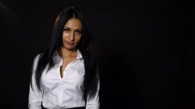 Siyah arka plan üzerinde izole kamera bakarak hayal kırıklığına uğramış genç kadın