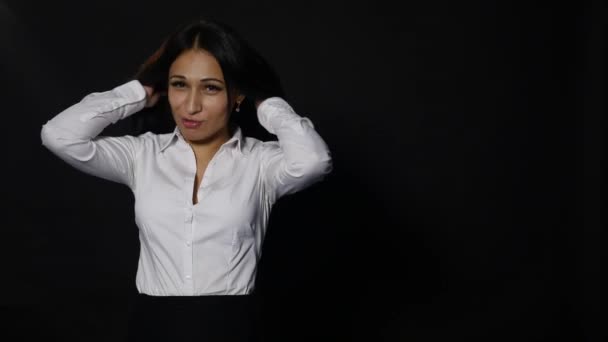 Vrouw tot vaststelling van haar haren op zwarte achtergrond — Stockvideo