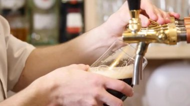 Bira açılı cam içine yağıyor. Yiğit, ışık, filtre uygulanmamış bira, bira içmek için hazır