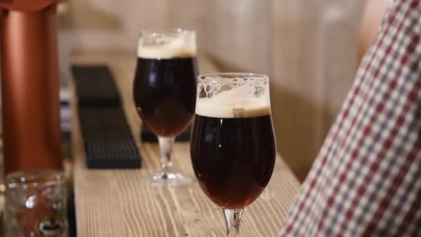 Verter dos cervezas en el bar — Vídeo de stock