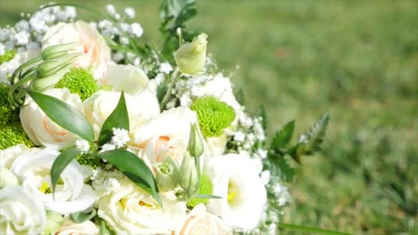 Ramo de novia acostado sobre hierba verde — Vídeos de Stock