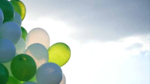 Luftballons über einem klaren blauen Himmel. — Stockvideo