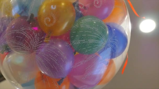 Färg baloons i en stor ballong — Stockvideo