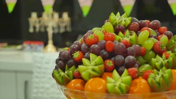 Свежие фрукты на столе празднуя — стоковое видео