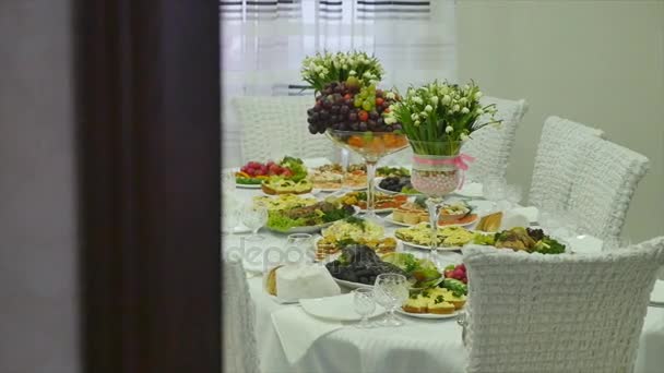 Uma mesa de jantar decorada — Vídeo de Stock