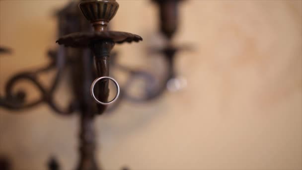 在旧的烛台上的戒指 — 图库视频影像