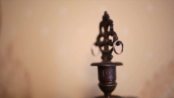 Ringe auf einem alten Kerzenständer — Stockvideo