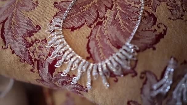 Mooie versiering op sofa bruiloft — Stockvideo