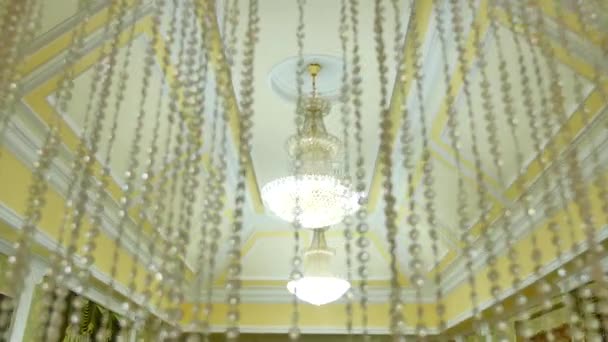 Vintage bellissimi lampadari di cristallo sul soffitto, grande sala cerimoniale — Video Stock