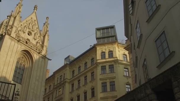 Церковь в Вене на голубом фоне неба — стоковое видео