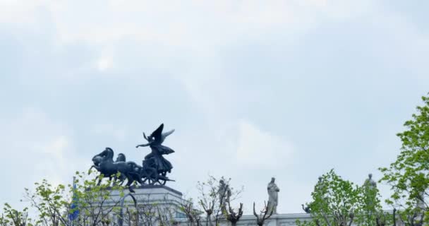 Vůz na parlament ve Vídni, vlajky ve větru, socha — Stock video
