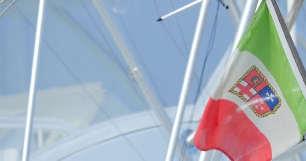 Bandeira italiana voando no mastro do iate — Vídeo de Stock