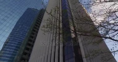 Aşağıdan yukarıya çevre ağaç uzun Modern cam binalar