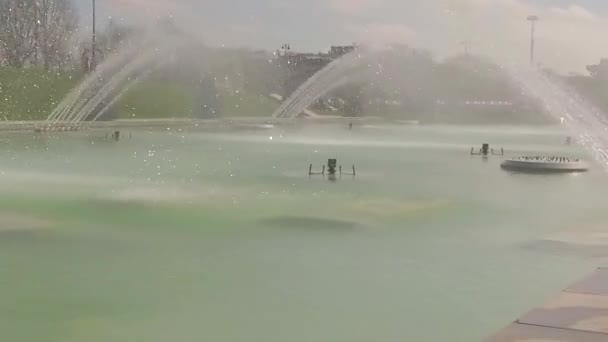 Der Wasserrausch eines Brunnens in Paris — Stockvideo