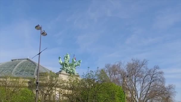 Museo en Francia con un carro en el techo — Vídeos de Stock