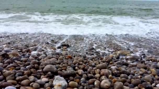 Golven op een stenen strand — Stockvideo