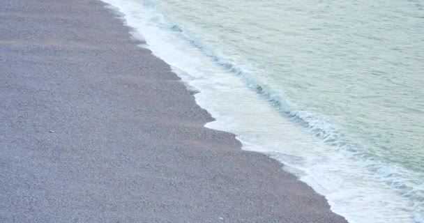 Små vågor smekt stranden, små vågor på en sandstrand — Stockvideo