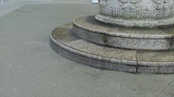 Twee stappen in de buurt van het monument — Stockvideo