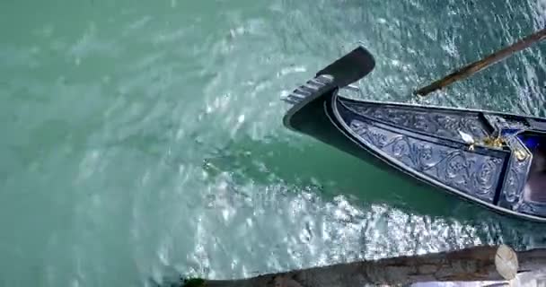 The black gondola is floating on the water — Stock Video