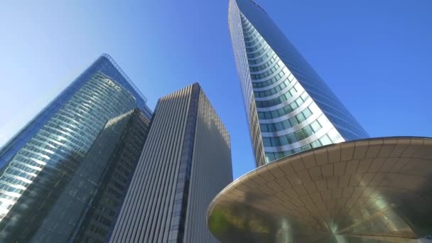 Glass høye moderne bygninger på blå himmelbakgrunn – stockvideo
