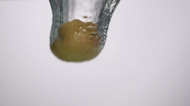 Taze büyük patates suya düşer ve baloncuklar yapar