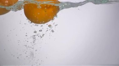 suya düşen iki taze turuncu