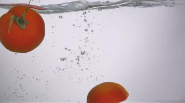 domates suyu sıçramak kabarcık ile damla