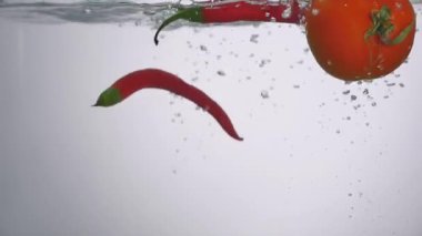 Karışık sebze suya ilave edin.