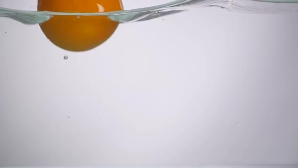 Frische Orange fällt ins Wasser — Stockvideo