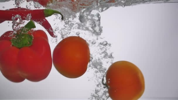 Mélanger les légumes dans l'eau — Video