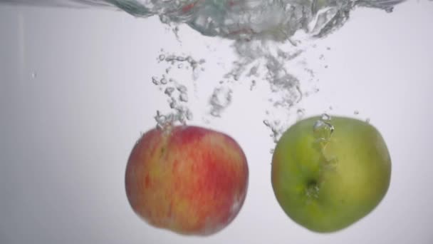 Τα μήλα που πέφτουν στο νερό στο ενυδρείο — Αρχείο Βίντεο