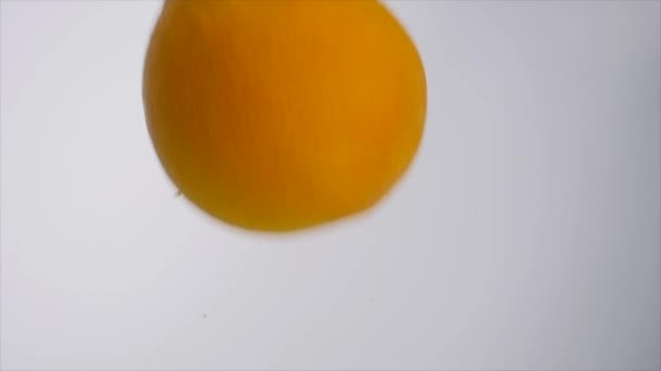 Naranja fresca que cae en el agua — Vídeo de stock