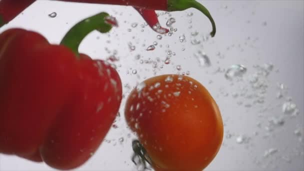 Mezcla de verduras revuelva en el agua — Vídeos de Stock