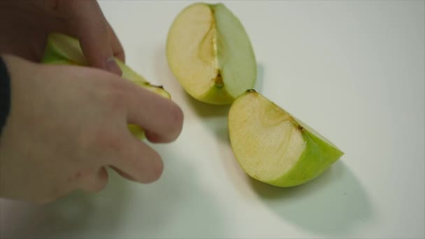A kéz elfoglalják darab almát — Stock videók