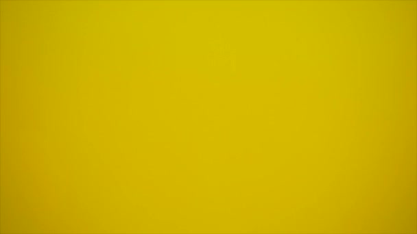 Skivor av citron frukt i vatten med gult bläck närbild — Stockvideo