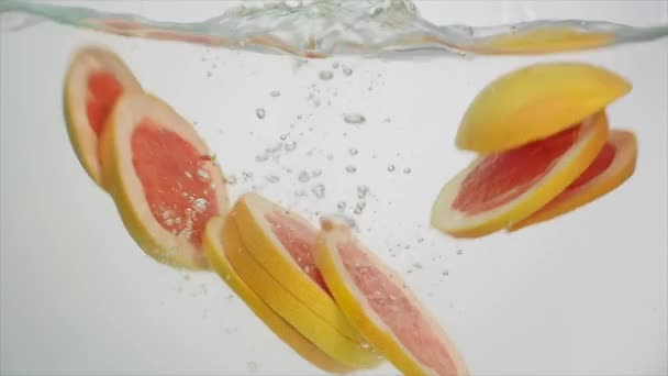 Vers fruit op water splash, vallen grapefruit — Stockvideo