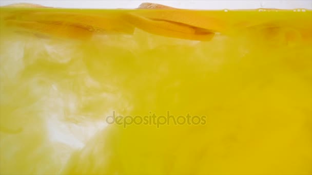 Свежие фрукты в воде с брызгами желтого звена, падающий грейпфрут — стоковое видео