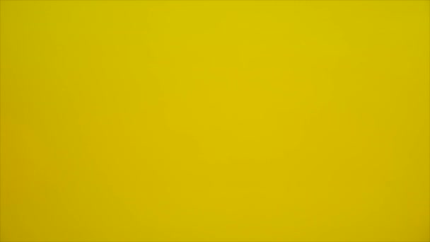 Frisches Obst in Wasser mit gelbem Gliederspritzer, fallender Zitrone — Stockvideo