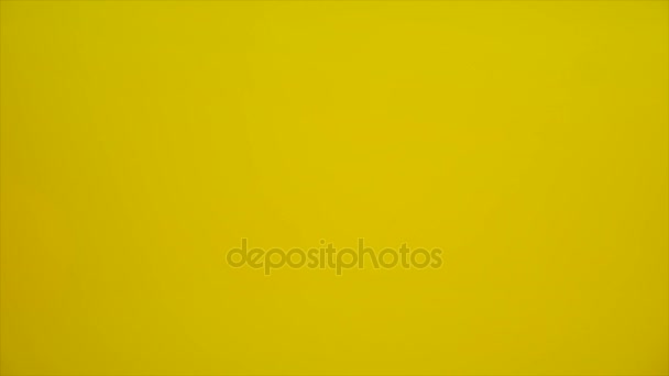 Fruits frais dans l'eau avec éclaboussure jaune, chute de pamplemousse 