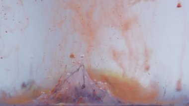 suda ıslatın ve mürekkep beyaz arka planda sarısı