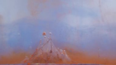 suda ıslatın ve mürekkep beyaz arka planda sarısı