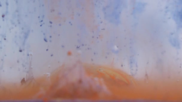 Желток в воде с чернилами на белом фоне — стоковое видео