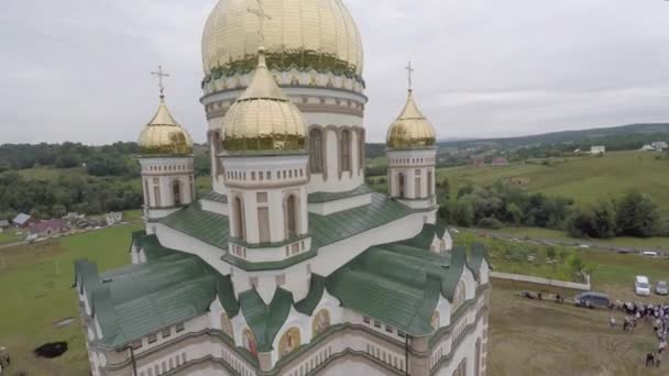 Güzel manzara kilise şehir dışında. uçak video. — Stok video