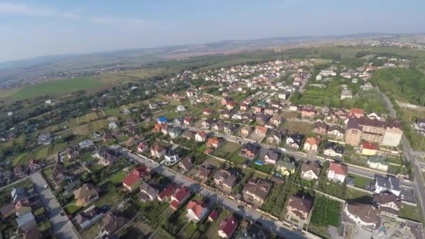 Ukrayna küçük şehrin havadan görünümü. Drone görünümü. — Stok video