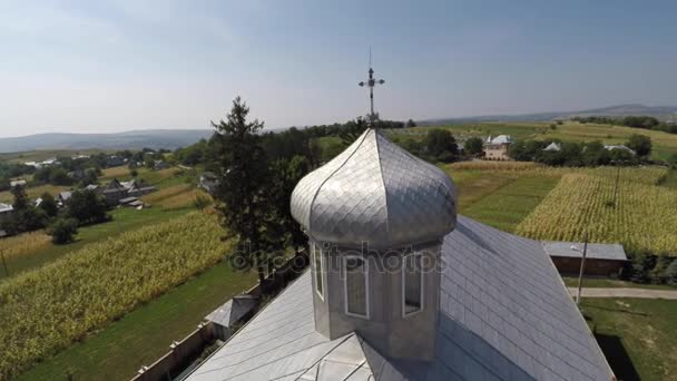 Hermosa iglesia del paisaje en el campo. vídeo del dron . — Vídeos de Stock