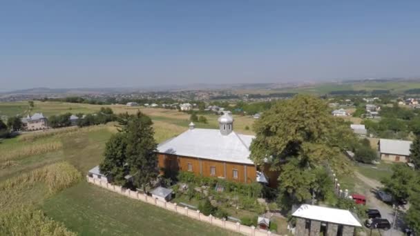 Igreja de madeira na aldeia. drone de tiro . — Vídeo de Stock